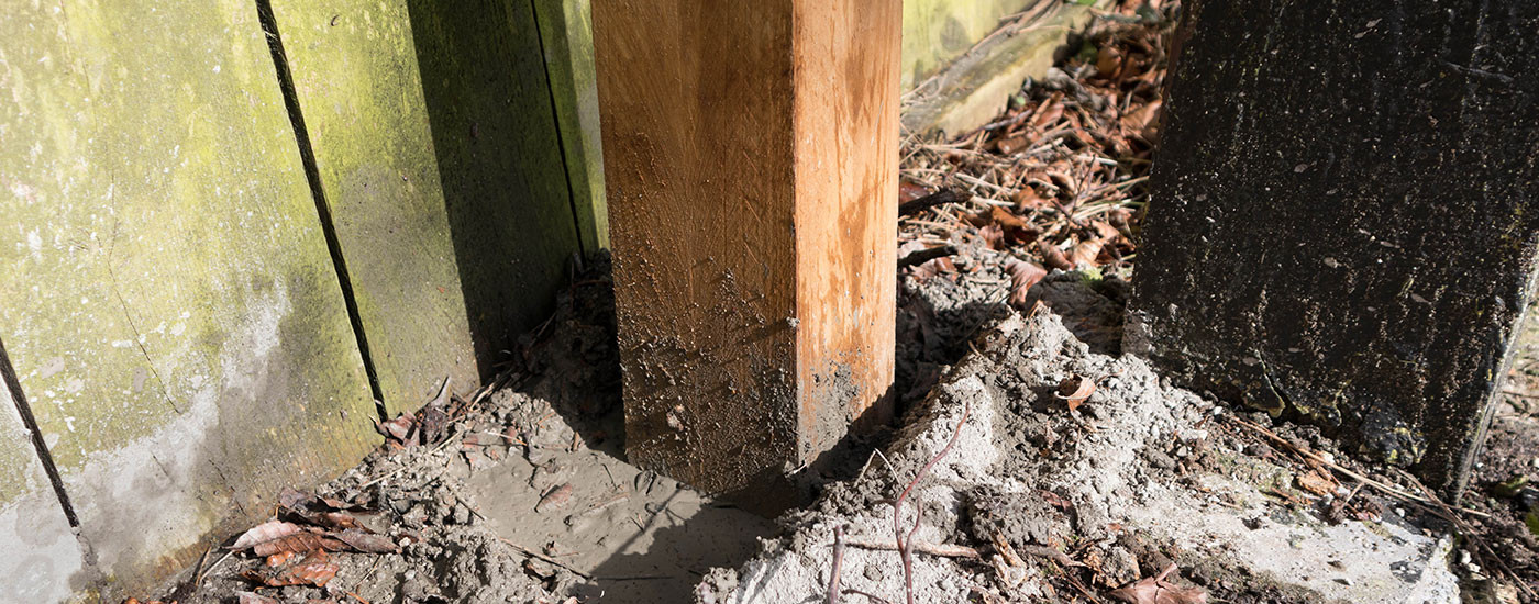 How-to-reinforce-wooden-fence-posts-1400x550.jpg