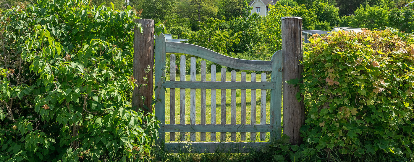 How-to-install-a-garden-gate-1400x550.jpg