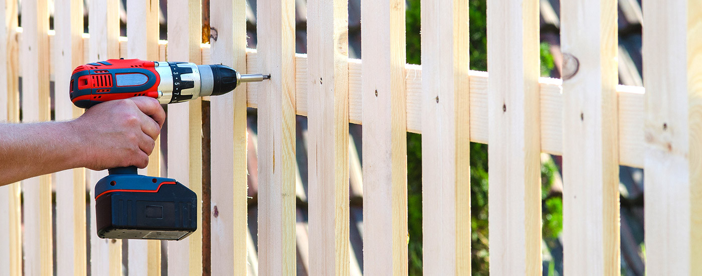 How-to-build-a-wooden-fence-without-panels-1400x550.jpg