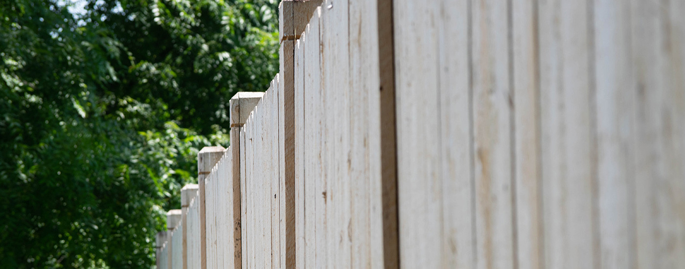 The-pros-and-cons-of-timber-fencing-1400x550.jpg