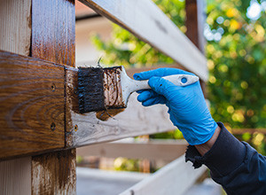 How to treat fence panels